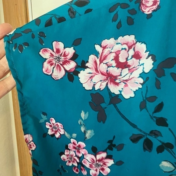 Torrid size1 Scherer pop over floral top - Picture 3 of 4